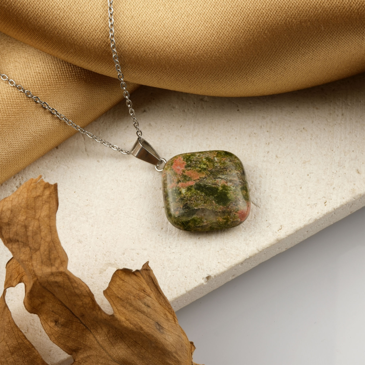 Kare modelli unakit kolye – pembe ve yeşil tonlarıyla denge ve sevgi enerjisini taşır. Unakit doğal taş kolye – kare formuyla istikrar ve huzur frekansını temsil eder. Pembe-yeşil unakit kolye – kalp çakrasını dengeleyen zarif doğal taş takı. Toptan doğal taş kolye – estetik görünüm ve içsel uyum bir arada.