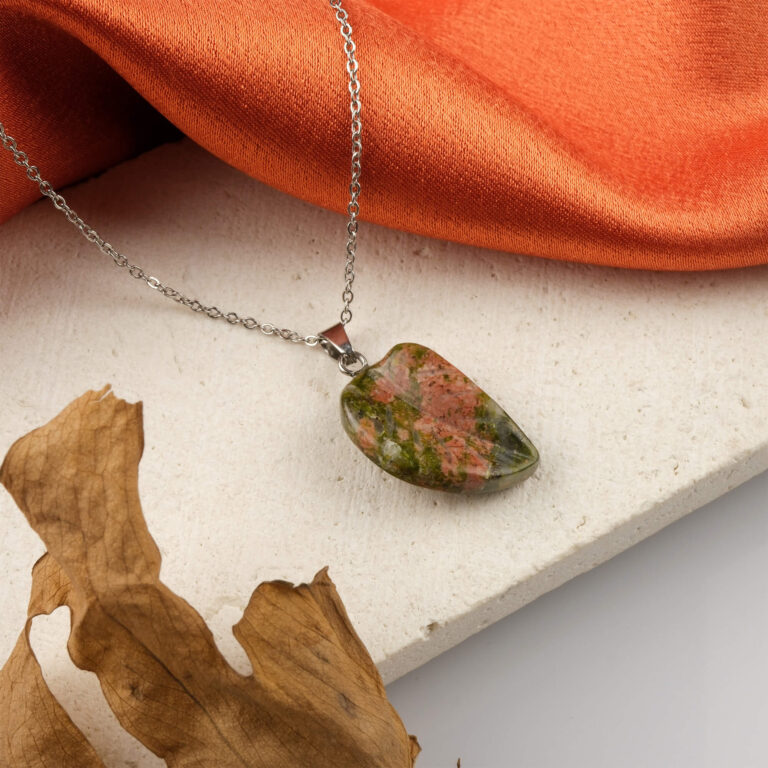 Yaprak modelli unakit kolye – doğanın enerjisini taşıyan sevgi ve denge taşı. Unakit doğal taş kolye – yaprak formuyla huzur, uyum ve zarafet bir arada. Yeşil pembe unakit kolye – doğanın kalbinden gelen enerjiyle ruhsal denge. Toptan doğal taş kolye – yaprak modelinde estetik ve pozitif enerji birleşimi.