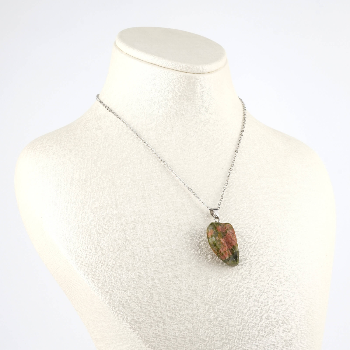 Yaprak modelli unakit kolye – doğanın enerjisini taşıyan sevgi ve denge taşı. Unakit doğal taş kolye – yaprak formuyla huzur, uyum ve zarafet bir arada. Yeşil pembe unakit kolye – doğanın kalbinden gelen enerjiyle ruhsal denge. Toptan doğal taş kolye – yaprak modelinde estetik ve pozitif enerji birleşimi.