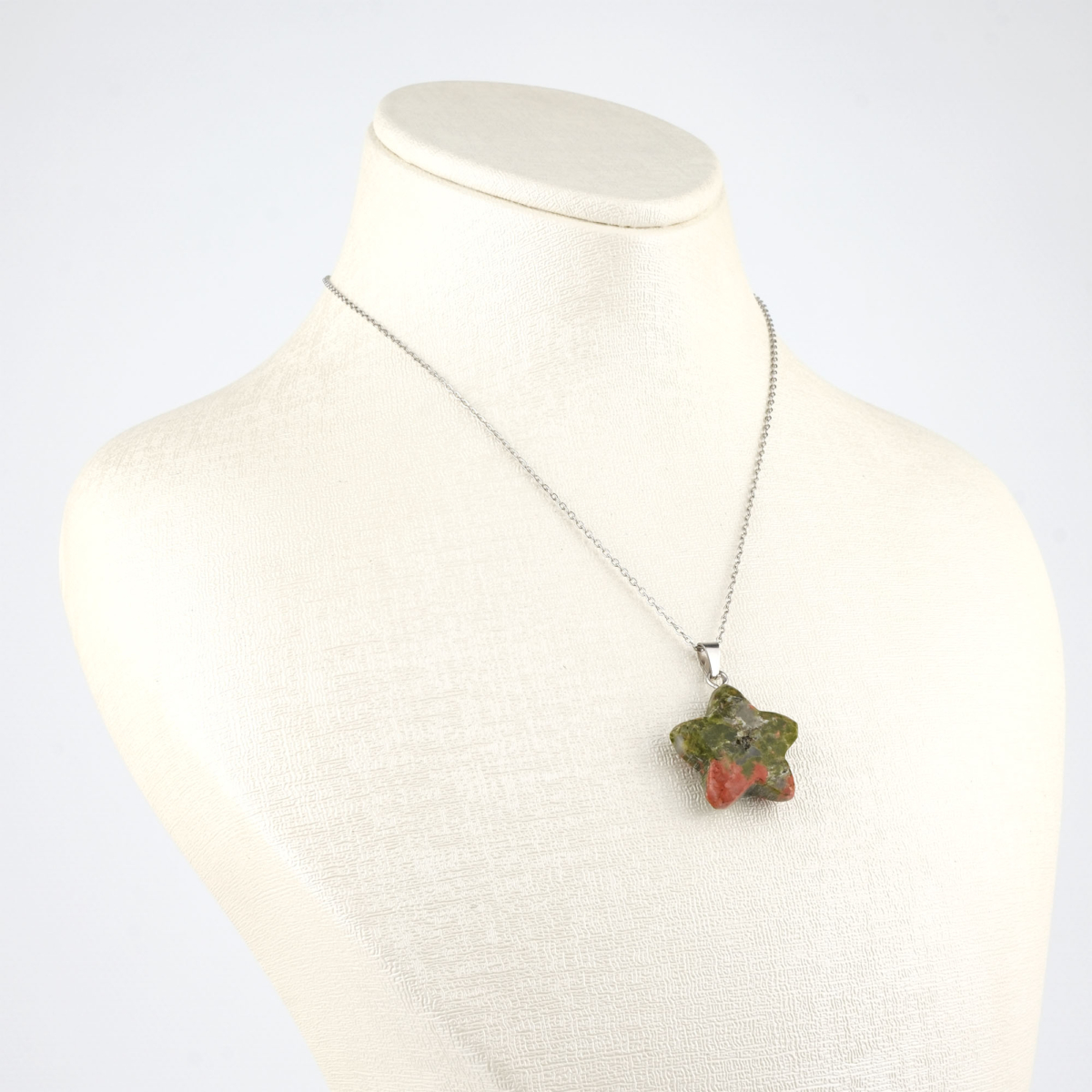 Yıldız modelli unakit kolye – sevgi, huzur ve doğanın enerjisini taşıyan zarif takı. Unakit doğal taş kolye – yıldız formuyla ruhsal denge ve duygusal uyum sağlar. Yeşil ve pembe unakit kolye – kalp çakrasını güçlendiren doğal taş aksesuar. Toptan doğal taş kolye – estetik görünüm, pozitif enerji ve ruhsal denge bir arada.