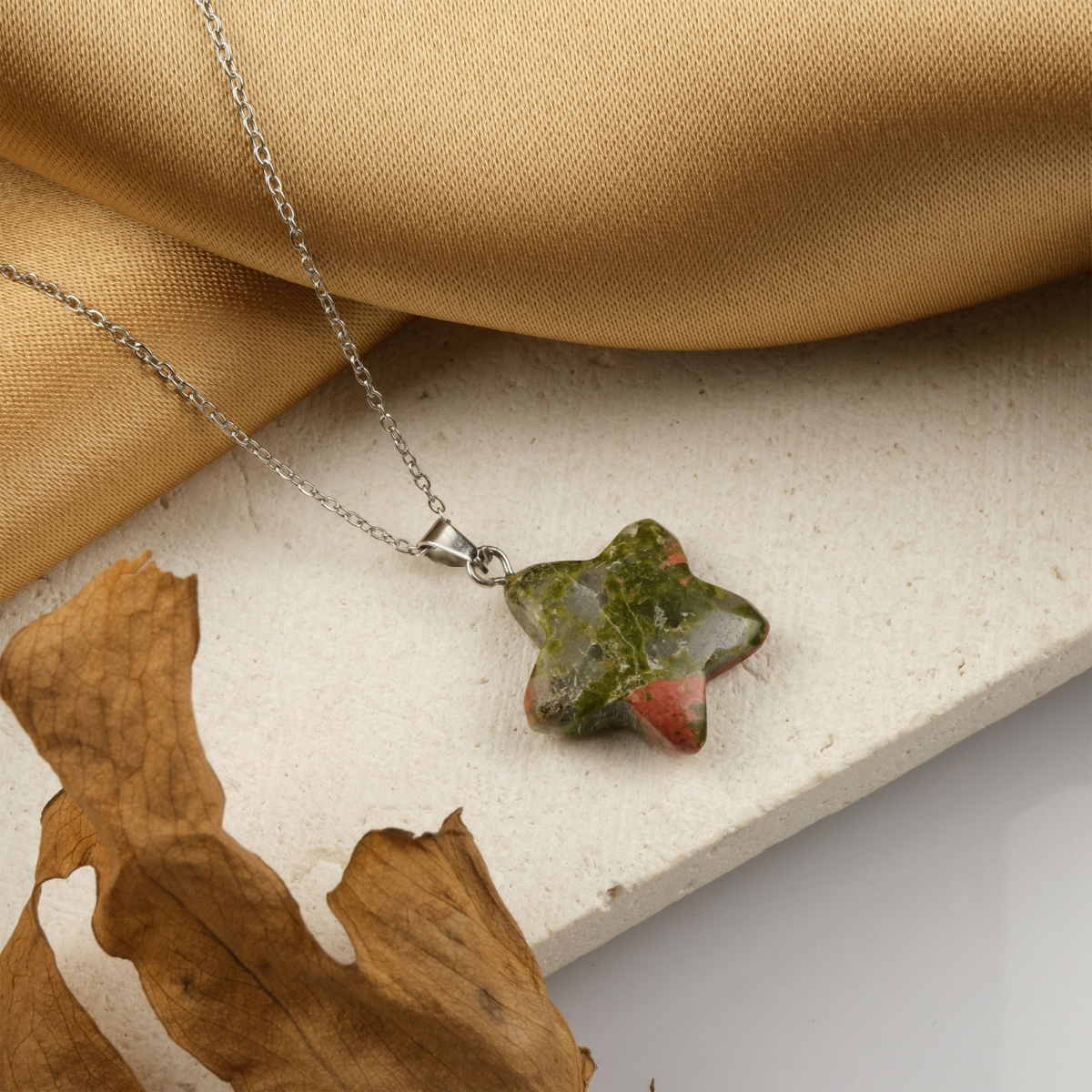 Yıldız modelli unakit kolye – sevgi, huzur ve doğanın enerjisini taşıyan zarif takı. Unakit doğal taş kolye – yıldız formuyla ruhsal denge ve duygusal uyum sağlar. Yeşil ve pembe unakit kolye – kalp çakrasını güçlendiren doğal taş aksesuar. Toptan doğal taş kolye – estetik görünüm, pozitif enerji ve ruhsal denge bir arada.