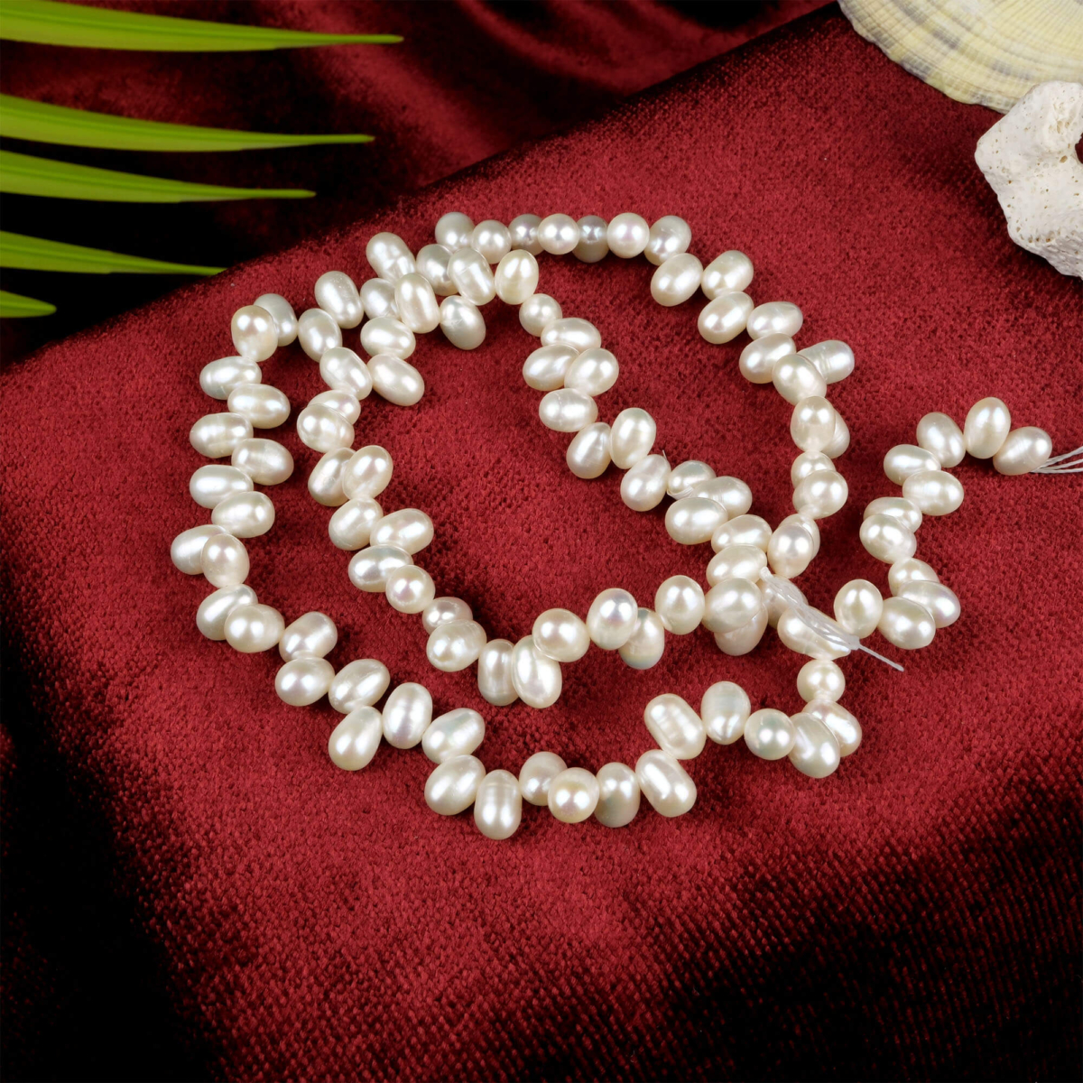 Yandan Delikli İnci doğal taş dizi 5-6 mm – sedefli yüzeyi ve zarif parlaklığıyla takı tasarımlarında estetik zarafet sunan toptan doğal taş dizi