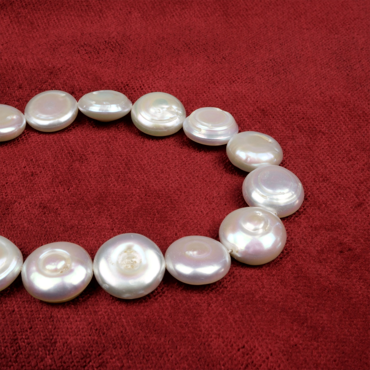 Yassı İnci doğal taş dizi 13-14 mm – sedefli parlak yüzeyi ve zarif formuyla sevgi, huzur ve estetik enerji yayan toptan doğal taş dizi
