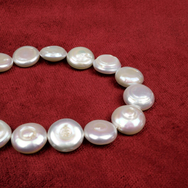 Yassı İnci doğal taş dizi 13-14 mm – sedefli parlak yüzeyi ve zarif formuyla sevgi, huzur ve estetik enerji yayan toptan doğal taş dizi