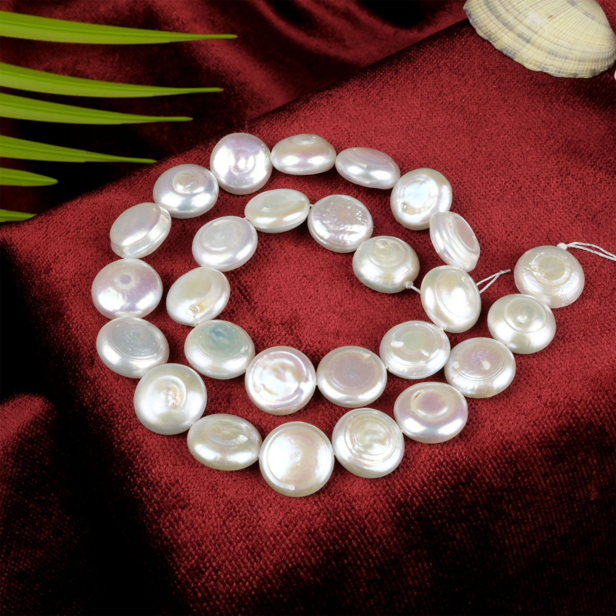 Yassı İnci doğal taş dizi 13-14 mm – sedefli parlak yüzeyi ve zarif formuyla sevgi, huzur ve estetik enerji yayan toptan doğal taş dizi