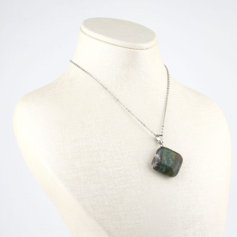 Yeşil akik kolye – doğanın huzur veren enerjisini taşıyan zarif takı Kare model yeşil akik kolye – denge ve sakinlik sağlayan doğal taş Toptan doğal taş kolye – yeşil akikin güçlü enerji frekansı Şıklık ve spiritüel dengeyi bir arada sunan yeşil akik kolye