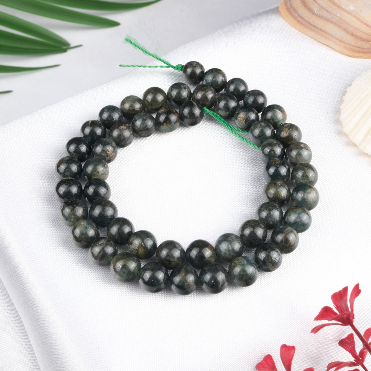 Yeşil Kyanit doğal taş dizi 8 mm – yeşilin huzurlu tonlarıyla denge, farkındalık ve enerji uyumu sağlayan toptan doğal taş dizi