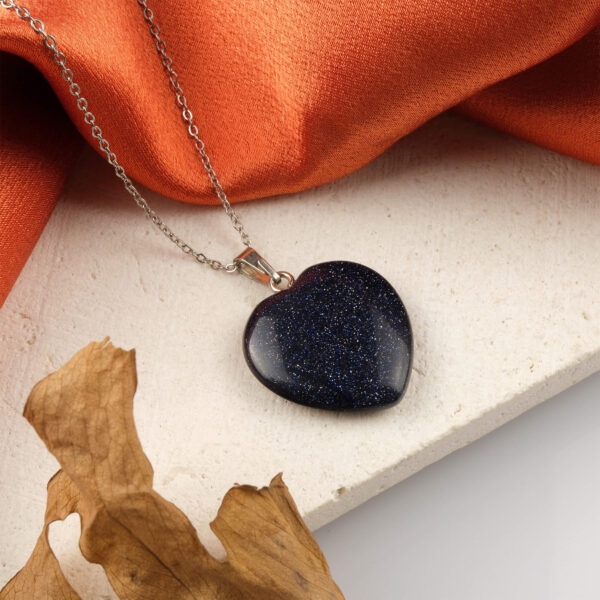 Yıldız taşı kalp kolye – lacivert ışıltısıyla sevgi, huzur ve enerji kaynağı. Kalp modelli yıldız taşı kolye – gece gökyüzünün parıltısını taşıyan zarif takı. Lacivert yıldız taşı kalp kolye – duygusal denge ve özgüveni artıran doğal taş. Toptan doğal taş kolye – kalp formunda şıklık, sevgi ve enerji bir arada.