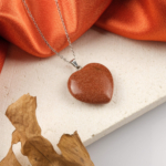 Kahverengi yıldız taşı kalp kolye – sıcak tonlarıyla sevgi ve huzur enerjisi taşır. Kalp modelli kahverengi yıldız taşı – zarafet ve dengeyi birleştiren enerji takısı. Kahverengi yıldız taşı kolye – kalp formunda toprak enerjisini ve ışıltıyı yansıtır. Toptan doğal taş kolye – sevgi, sıcaklık ve ruhsal enerji bir arada.