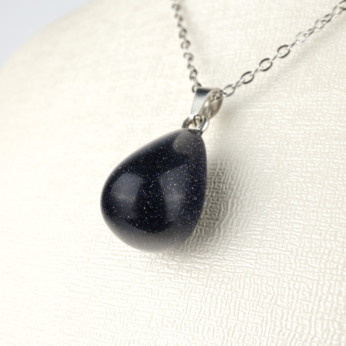 Yıldız taşı kolye – lacivert ışıltısıyla ilham, denge ve pozitif enerji kaynağı. Yıldız taşı doğal taş kolye – gece gökyüzü parıltısını taşıyan zarif takı. Lacivert yıldız taşı kolye – ruhsal farkındalık ve özgüven enerjisini yükseltir. Toptan doğal taş kolye – zarafet, enerji ve ruhsal denge bir arada.