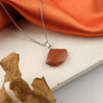 Yıldız taşı kolye – lacivert ışıltısıyla ilham, denge ve pozitif enerji kaynağı. Yıldız taşı doğal taş kolye – gece gökyüzü parıltısını taşıyan zarif takı. Lacivert yıldız taşı kolye – ruhsal farkındalık ve özgüven enerjisini yükseltir. Toptan doğal taş kolye – zarafet, enerji ve ruhsal denge bir arada.