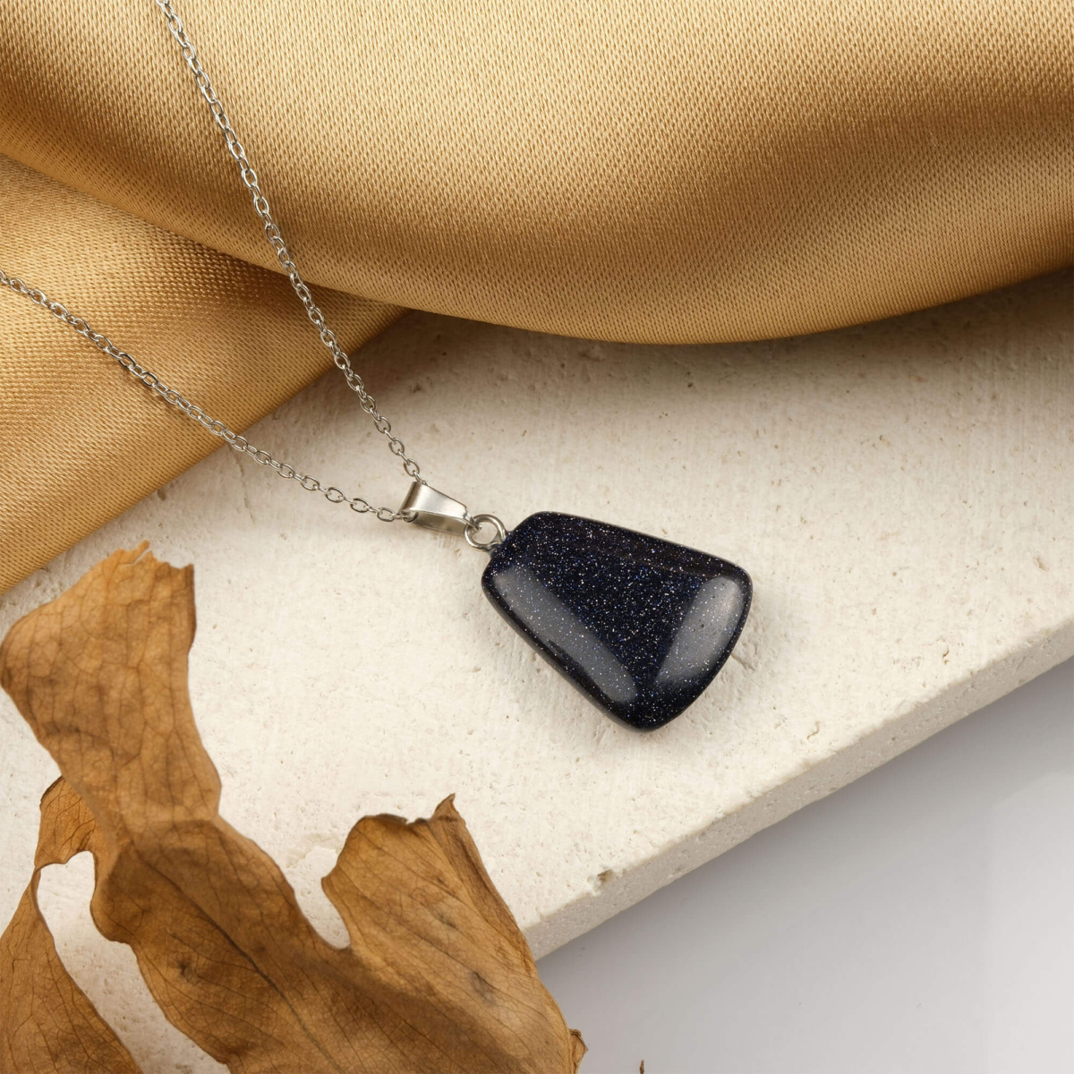 Yıldız taşı kolye – lacivert ışıltısıyla ilham, denge ve pozitif enerji kaynağı. Yıldız taşı doğal taş kolye – gece gökyüzü parıltısını taşıyan zarif takı. Lacivert yıldız taşı kolye – ruhsal farkındalık ve özgüven enerjisini yükseltir. Toptan doğal taş kolye – zarafet, enerji ve ruhsal denge bir arada.