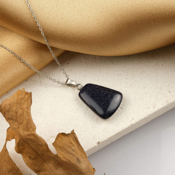 Yıldız taşı kolye – lacivert ışıltısıyla ilham, denge ve pozitif enerji kaynağı. Yıldız taşı doğal taş kolye – gece gökyüzü parıltısını taşıyan zarif takı. Lacivert yıldız taşı kolye – ruhsal farkındalık ve özgüven enerjisini yükseltir. Toptan doğal taş kolye – zarafet, enerji ve ruhsal denge bir arada.