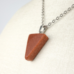 Kahverengi yıldız taşı üçgen kolye – sıcak tonlarıyla denge ve özgüven enerjisi. Üçgen modelli yıldız taşı kolye – zarafet ve toprak enerjisini birleştiren doğal taş. Kahverengi yıldız taşı kolye – üçgen formuyla içsel güç ve istikrar sembolü. Toptan doğal taş kolye – geometrik formda enerji ve şıklık bir arada.