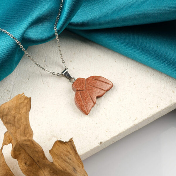 Kahverengi yıldız taşı kolye – sıcak tonlarıyla istikrar, huzur ve enerji taşır. Yıldız taşı doğal taş kolye – kahverengi ışıltısıyla özgüveni ve pozitif enerjiyi güçlendirir. Kahverengi yıldız taşı kolye – toprak enerjisini yansıtan zarif doğal taş takı. Toptan doğal taş kolye – ışıldayan sıcak tonlarıyla denge ve estetik bir arada.