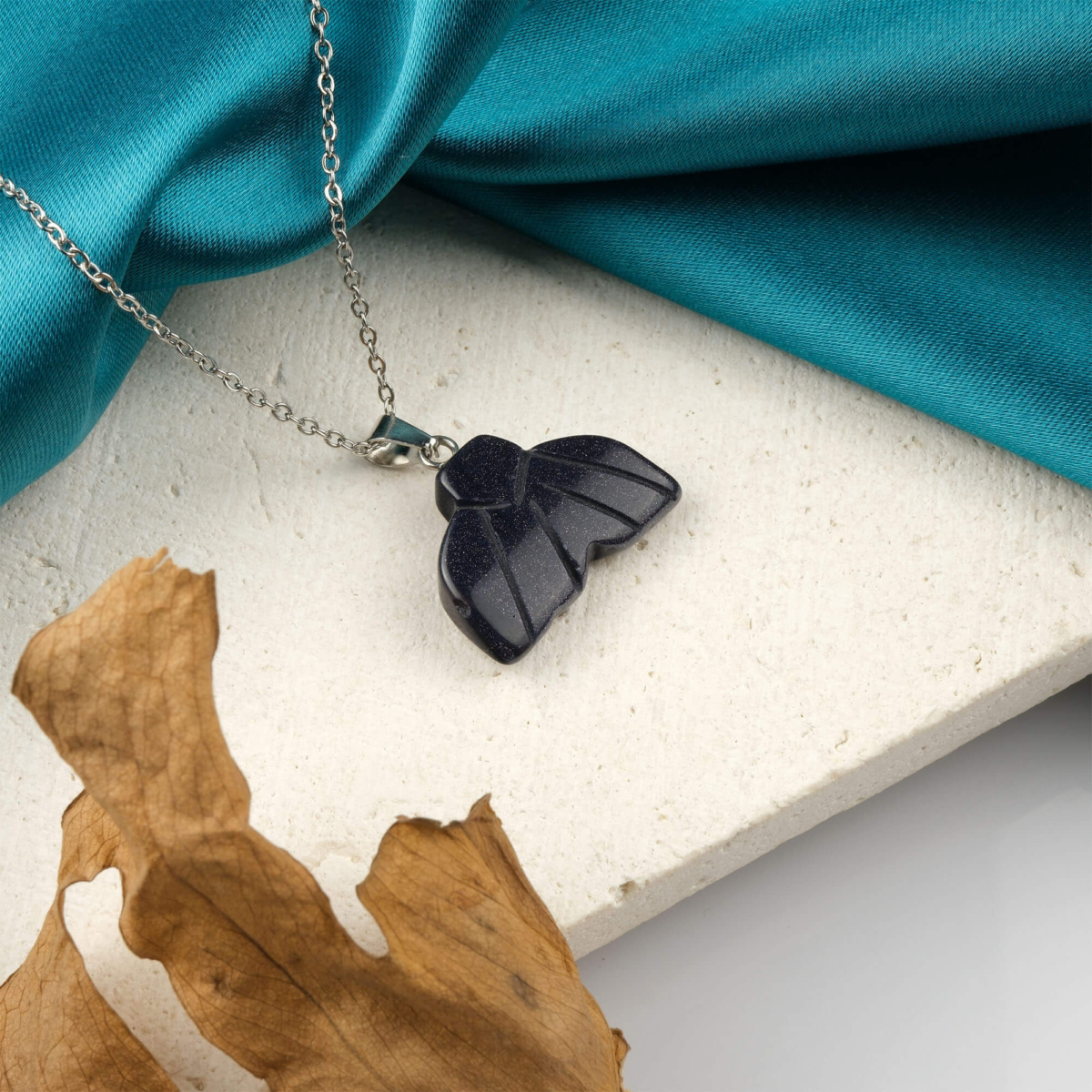 Yıldız taşı doğal taş kolye – lacivert ışıltısıyla ilham ve pozitif enerji kaynağı. Yıldız taşı kolye – gece gökyüzü parlaklığını yansıtan zarif takı. Lacivert yıldız taşı kolye – ruhsal güç, özgüven ve denge enerjisini taşır. Toptan doğal taş kolye – estetik görünüm ve spiritüel enerji bir arada.