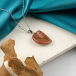 Kahverengi yıldız taşı yaprak kolye – sıcak tonlarıyla denge, huzur ve enerji kaynağı. Yaprak modelli yıldız taşı kolye – toprak enerjisini yansıtan zarif ve ışıltılı takı. Kahverengi yıldız taşı – yaprak formunda pozitif enerji ve özgüven sembolü. Toptan doğal taş kolye – yaprak modelinde sıcak tonlar ve denge bir arada.