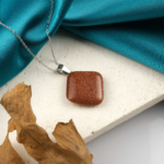 Kahverengi yıldız taşı kare kolye – sıcak tonlarıyla özgüven ve denge enerjisi. Kare modelli yıldız taşı kolye – toprak enerjisini temsil eden zarif doğal taş takı. Kahverengi yıldız taşı – kare formuyla istikrar ve pozitif enerji simgesi. Toptan doğal taş kolye – estetik görünüm ve sıcak enerji bir arada.