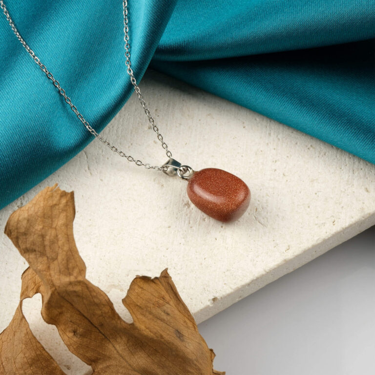 Kahverengi yıldız taşı kolye – sıcak tonlarıyla denge, özgüven ve pozitif enerji kaynağı. Yıldız taşı doğal taş kolye – kahverengi ışıltısıyla toprak enerjisini yansıtır. Kahverengi yıldız taşı – zarafet ve huzuru birleştiren doğal taş takı. Toptan doğal taş kolye – estetik görünüm ve ruhsal denge bir arada.