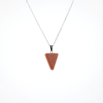 Kahverengi yıldız taşı üçgen kolye – sıcak tonlarıyla denge ve özgüven enerjisi. Üçgen modelli yıldız taşı kolye – zarafet ve toprak enerjisini birleştiren doğal taş. Kahverengi yıldız taşı kolye – üçgen formuyla içsel güç ve istikrar sembolü. Toptan doğal taş kolye – geometrik formda enerji ve şıklık bir arada.