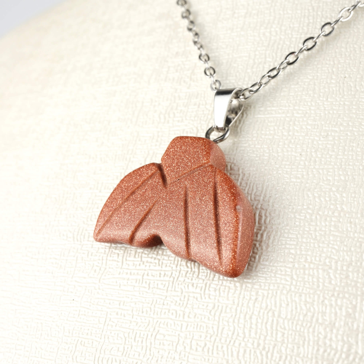 Kahverengi yıldız taşı kolye – sıcak tonlarıyla istikrar, huzur ve enerji taşır. Yıldız taşı doğal taş kolye – kahverengi ışıltısıyla özgüveni ve pozitif enerjiyi güçlendirir. Kahverengi yıldız taşı kolye – toprak enerjisini yansıtan zarif doğal taş takı. Toptan doğal taş kolye – ışıldayan sıcak tonlarıyla denge ve estetik bir arada.