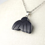 Yıldız taşı doğal taş kolye – lacivert ışıltısıyla ilham ve pozitif enerji kaynağı. Yıldız taşı kolye – gece gökyüzü parlaklığını yansıtan zarif takı. Lacivert yıldız taşı kolye – ruhsal güç, özgüven ve denge enerjisini taşır. Toptan doğal taş kolye – estetik görünüm ve spiritüel enerji bir arada.