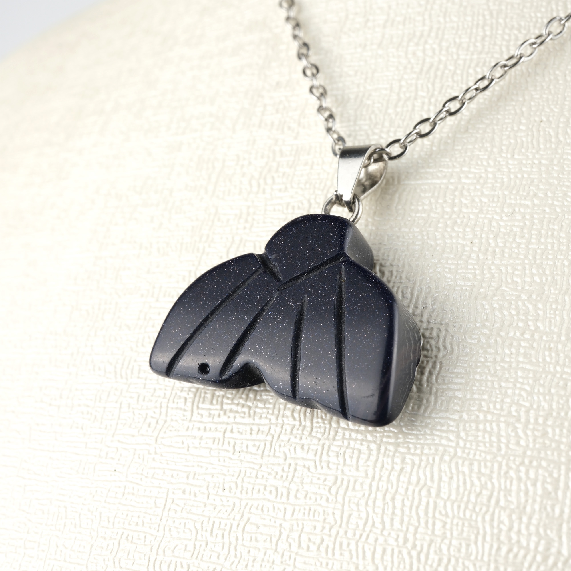 yildiz-tasi-kolye-dogal-tas-kolye-safir-tas-evi- (2) Yıldız taşı doğal taş kolye – lacivert ışıltısıyla ilham ve pozitif enerji kaynağı. Yıldız taşı kolye – gece gökyüzü parlaklığını yansıtan zarif takı. Lacivert yıldız taşı kolye – ruhsal güç, özgüven ve denge enerjisini taşır. Toptan doğal taş kolye – estetik görünüm ve spiritüel enerji bir arada.