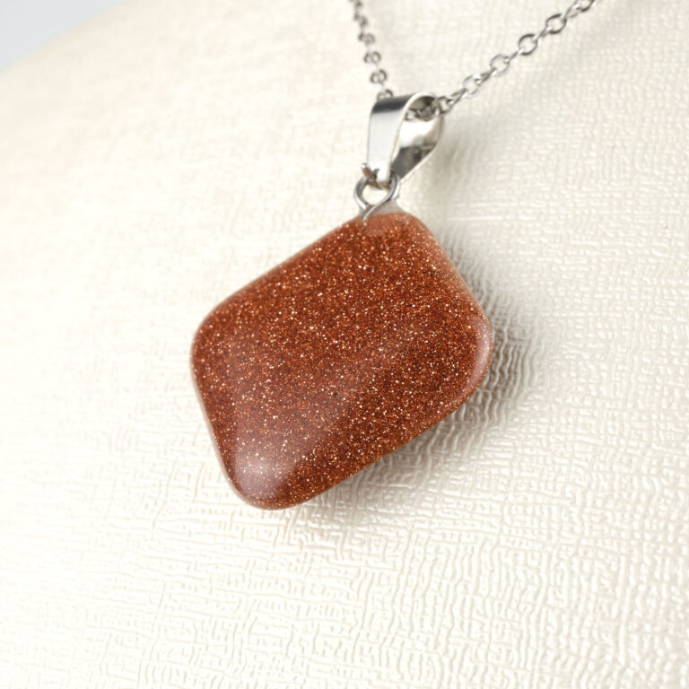 Kahverengi yıldız taşı kare kolye – sıcak tonlarıyla özgüven ve denge enerjisi. Kare modelli yıldız taşı kolye – toprak enerjisini temsil eden zarif doğal taş takı. Kahverengi yıldız taşı – kare formuyla istikrar ve pozitif enerji simgesi. Toptan doğal taş kolye – estetik görünüm ve sıcak enerji bir arada.