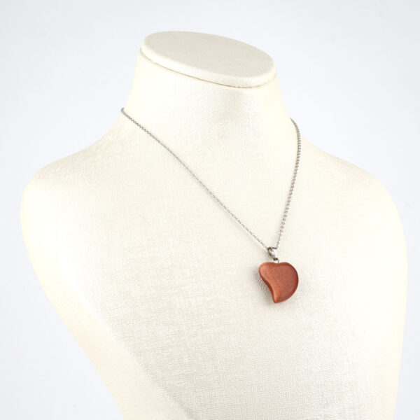 Yıldız taşı kolye – lacivert ışıltısıyla ilham, denge ve pozitif enerji kaynağı. Yıldız taşı doğal taş kolye – gece gökyüzü parıltısını taşıyan zarif takı. Lacivert yıldız taşı kolye – ruhsal farkındalık ve özgüven enerjisini yükseltir. Toptan doğal taş kolye – zarafet, enerji ve ruhsal denge bir arada.