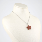 Kahverengi yıldız taşı yıldız kolye – sıcak tonlarıyla ilham ve huzur enerjisi taşır. Yıldız modelli kahverengi yıldız taşı kolye – zarafet ve pozitif enerji bir arada. Kahverengi yıldız taşı – yıldız formunda parlayan doğal taş takı. Toptan doğal taş kolye – ışıltılı yıldız tasarımıyla enerji ve şıklık sunar.