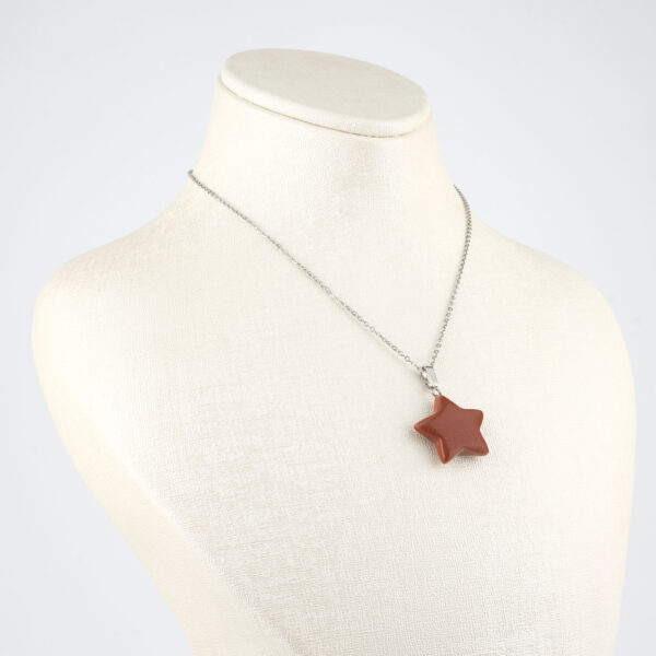 Kahverengi yıldız taşı yıldız kolye – sıcak tonlarıyla ilham ve huzur enerjisi taşır. Yıldız modelli kahverengi yıldız taşı kolye – zarafet ve pozitif enerji bir arada. Kahverengi yıldız taşı – yıldız formunda parlayan doğal taş takı. Toptan doğal taş kolye – ışıltılı yıldız tasarımıyla enerji ve şıklık sunar.