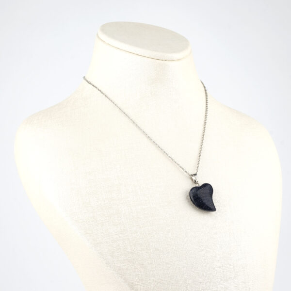 Yıldız taşı kolye – lacivert ışıltısıyla ilham, denge ve pozitif enerji kaynağı. Yıldız taşı doğal taş kolye – gece gökyüzü parıltısını taşıyan zarif takı. Lacivert yıldız taşı kolye – ruhsal farkındalık ve özgüven enerjisini yükseltir. Toptan doğal taş kolye – zarafet, enerji ve ruhsal denge bir arada.