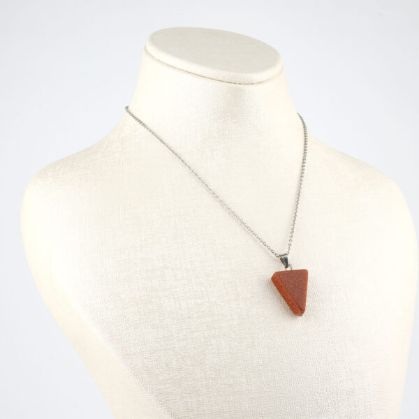 Kahverengi yıldız taşı üçgen kolye – sıcak tonlarıyla denge ve özgüven enerjisi. Üçgen modelli yıldız taşı kolye – zarafet ve toprak enerjisini birleştiren doğal taş. Kahverengi yıldız taşı kolye – üçgen formuyla içsel güç ve istikrar sembolü. Toptan doğal taş kolye – geometrik formda enerji ve şıklık bir arada.