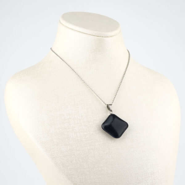 Yıldız taşı kare kolye – lacivert ışıltısıyla denge, ilham ve pozitif enerji kaynağı. Kare modelli yıldız taşı kolye – zarafet ve evrensel enerjiyi bir araya getirir. Lacivert yıldız taşı kolye – kare formuyla istikrar ve ruhsal denge sembolü. Toptan doğal taş kolye – şıklık, denge ve enerji uyumu bir arada.