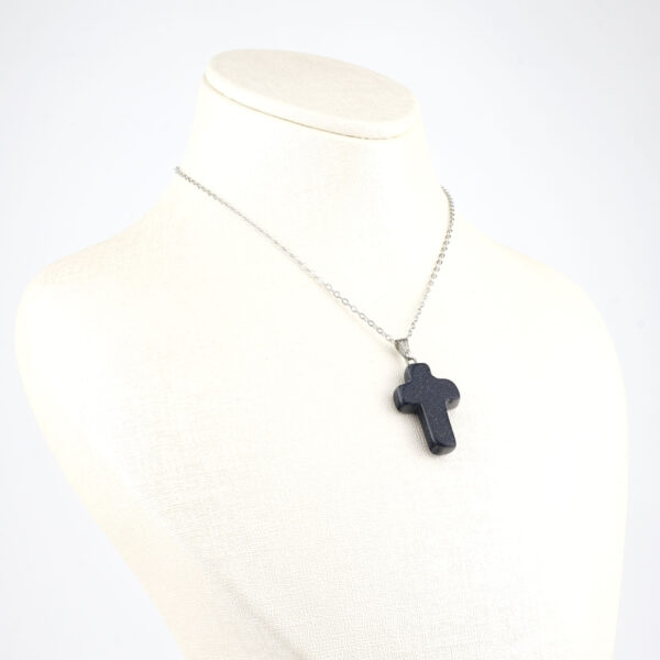 Yıldız taşı doğal taş kolye – gece gökyüzü ışıltısını yansıtan zarif enerji taşı. Yıldız taşı kolye – ruhsal güç, denge ve huzur enerjisini taşıyan şık takı. Lacivert yıldız taşı kolye – parlayan noktalarıyla ilham ve pozitif enerji kaynağı. Toptan doğal taş kolye – zarafet, denge ve ruhsal aydınlanma bir arada.