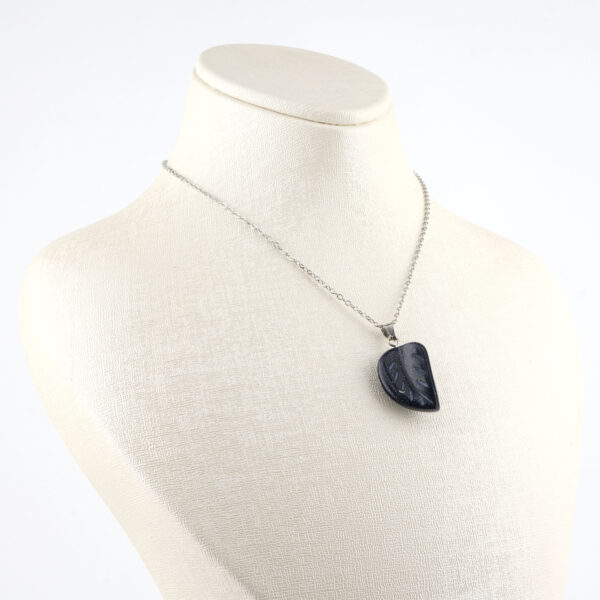 Yıldız taşı yaprak kolye – lacivert ışıltısıyla doğanın enerjisini ve zarafeti taşır. Yaprak modelli yıldız taşı kolye – gece gökyüzü parıltısını yansıtan özgün tasarım. Lacivert yıldız taşı yaprak kolye – ruhsal güç, denge ve huzur enerjisini temsil eder. Toptan doğal taş kolye – yaprak formunda doğa ve evren enerjisi bir arada.