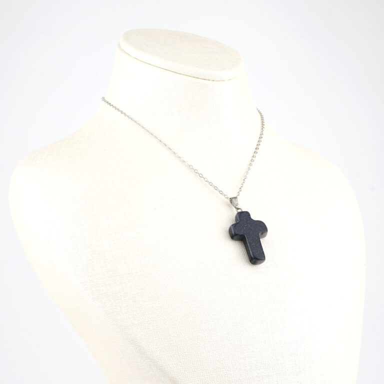 Yıldız taşı doğal taş kolye – gece gökyüzü ışıltısını yansıtan zarif enerji taşı. Yıldız taşı kolye – ruhsal güç, denge ve huzur enerjisini taşıyan şık takı. Lacivert yıldız taşı kolye – parlayan noktalarıyla ilham ve pozitif enerji kaynağı. Toptan doğal taş kolye – zarafet, denge ve ruhsal aydınlanma bir arada.