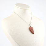 Kahverengi yıldız taşı kolye – sıcak tonlarıyla denge, özgüven ve pozitif enerji kaynağı. Yıldız taşı doğal taş kolye – kahverengi ışıltısıyla toprak enerjisini yansıtır. Kahverengi yıldız taşı – zarafet ve huzuru birleştiren doğal taş takı. Toptan doğal taş kolye – estetik görünüm ve ruhsal denge bir arada.