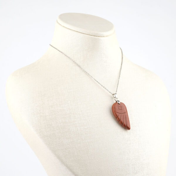 Kahverengi yıldız taşı kolye – sıcak tonlarıyla denge, özgüven ve pozitif enerji kaynağı. Yıldız taşı doğal taş kolye – kahverengi ışıltısıyla toprak enerjisini yansıtır. Kahverengi yıldız taşı – zarafet ve huzuru birleştiren doğal taş takı. Toptan doğal taş kolye – estetik görünüm ve ruhsal denge bir arada.