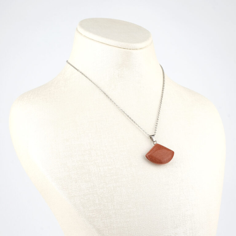 Yıldız taşı kolye – lacivert ışıltısıyla ilham, denge ve pozitif enerji kaynağı. Yıldız taşı doğal taş kolye – gece gökyüzü parıltısını taşıyan zarif takı. Lacivert yıldız taşı kolye – ruhsal farkındalık ve özgüven enerjisini yükseltir. Toptan doğal taş kolye – zarafet, enerji ve ruhsal denge bir arada.