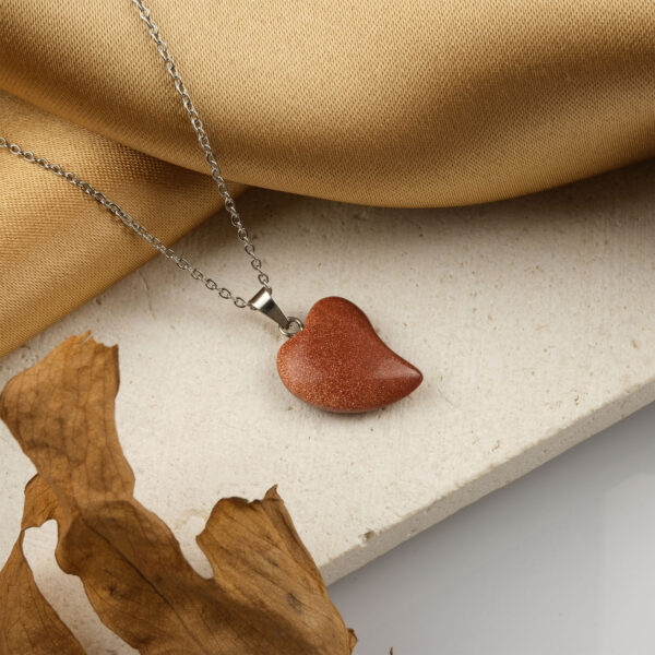 Yıldız taşı kolye – lacivert ışıltısıyla ilham, denge ve pozitif enerji kaynağı. Yıldız taşı doğal taş kolye – gece gökyüzü parıltısını taşıyan zarif takı. Lacivert yıldız taşı kolye – ruhsal farkındalık ve özgüven enerjisini yükseltir. Toptan doğal taş kolye – zarafet, enerji ve ruhsal denge bir arada.