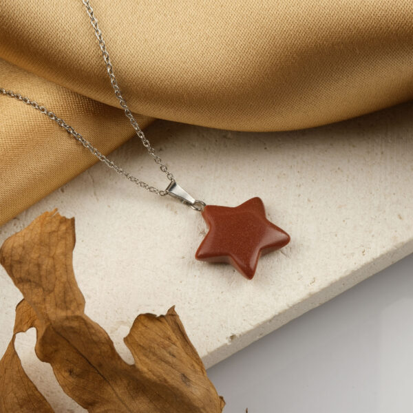 Kahverengi yıldız taşı yıldız kolye – sıcak tonlarıyla ilham ve huzur enerjisi taşır. Yıldız modelli kahverengi yıldız taşı kolye – zarafet ve pozitif enerji bir arada. Kahverengi yıldız taşı – yıldız formunda parlayan doğal taş takı. Toptan doğal taş kolye – ışıltılı yıldız tasarımıyla enerji ve şıklık sunar.