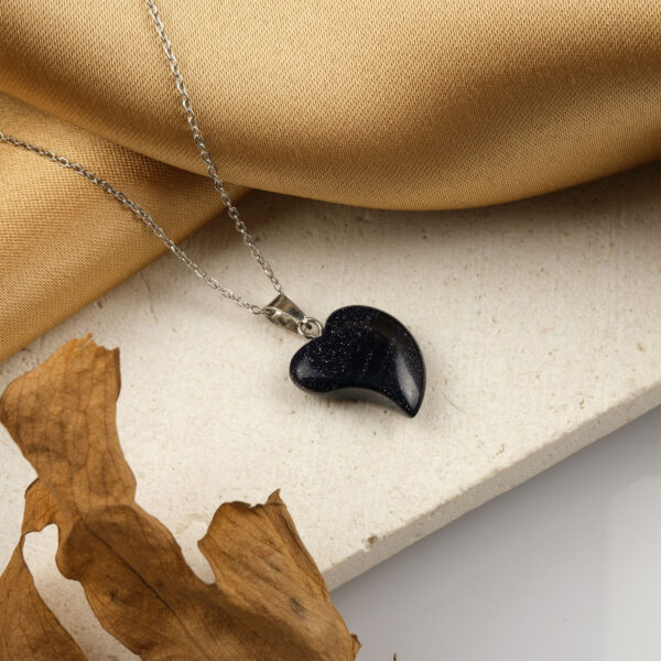 Yıldız taşı kolye – lacivert ışıltısıyla ilham, denge ve pozitif enerji kaynağı. Yıldız taşı doğal taş kolye – gece gökyüzü parıltısını taşıyan zarif takı. Lacivert yıldız taşı kolye – ruhsal farkındalık ve özgüven enerjisini yükseltir. Toptan doğal taş kolye – zarafet, enerji ve ruhsal denge bir arada.