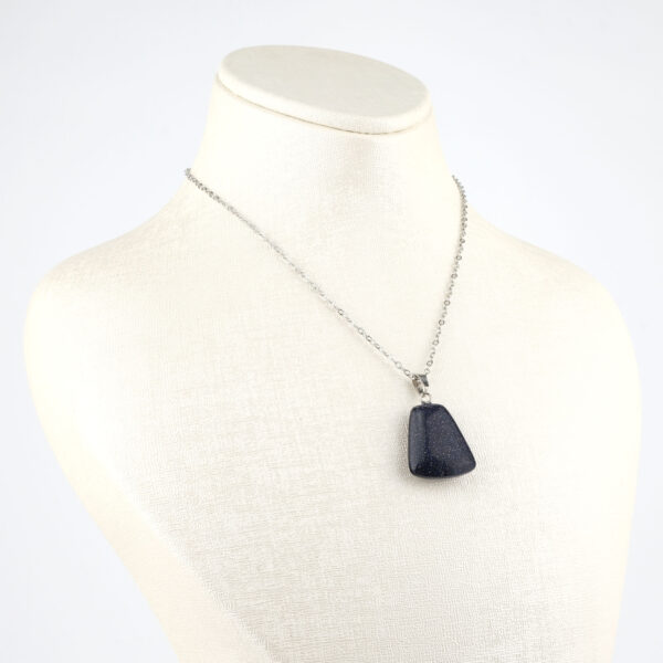 Yıldız taşı kolye – lacivert ışıltısıyla ilham, denge ve pozitif enerji kaynağı. Yıldız taşı doğal taş kolye – gece gökyüzü parıltısını taşıyan zarif takı. Lacivert yıldız taşı kolye – ruhsal farkındalık ve özgüven enerjisini yükseltir. Toptan doğal taş kolye – zarafet, enerji ve ruhsal denge bir arada.