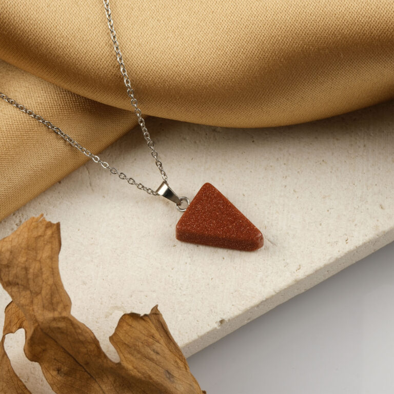 Kahverengi yıldız taşı üçgen kolye – sıcak tonlarıyla denge ve özgüven enerjisi. Üçgen modelli yıldız taşı kolye – zarafet ve toprak enerjisini birleştiren doğal taş. Kahverengi yıldız taşı kolye – üçgen formuyla içsel güç ve istikrar sembolü. Toptan doğal taş kolye – geometrik formda enerji ve şıklık bir arada.