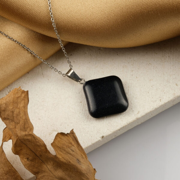 Yıldız taşı kare kolye – lacivert ışıltısıyla denge, ilham ve pozitif enerji kaynağı. Kare modelli yıldız taşı kolye – zarafet ve evrensel enerjiyi bir araya getirir. Lacivert yıldız taşı kolye – kare formuyla istikrar ve ruhsal denge sembolü. Toptan doğal taş kolye – şıklık, denge ve enerji uyumu bir arada.