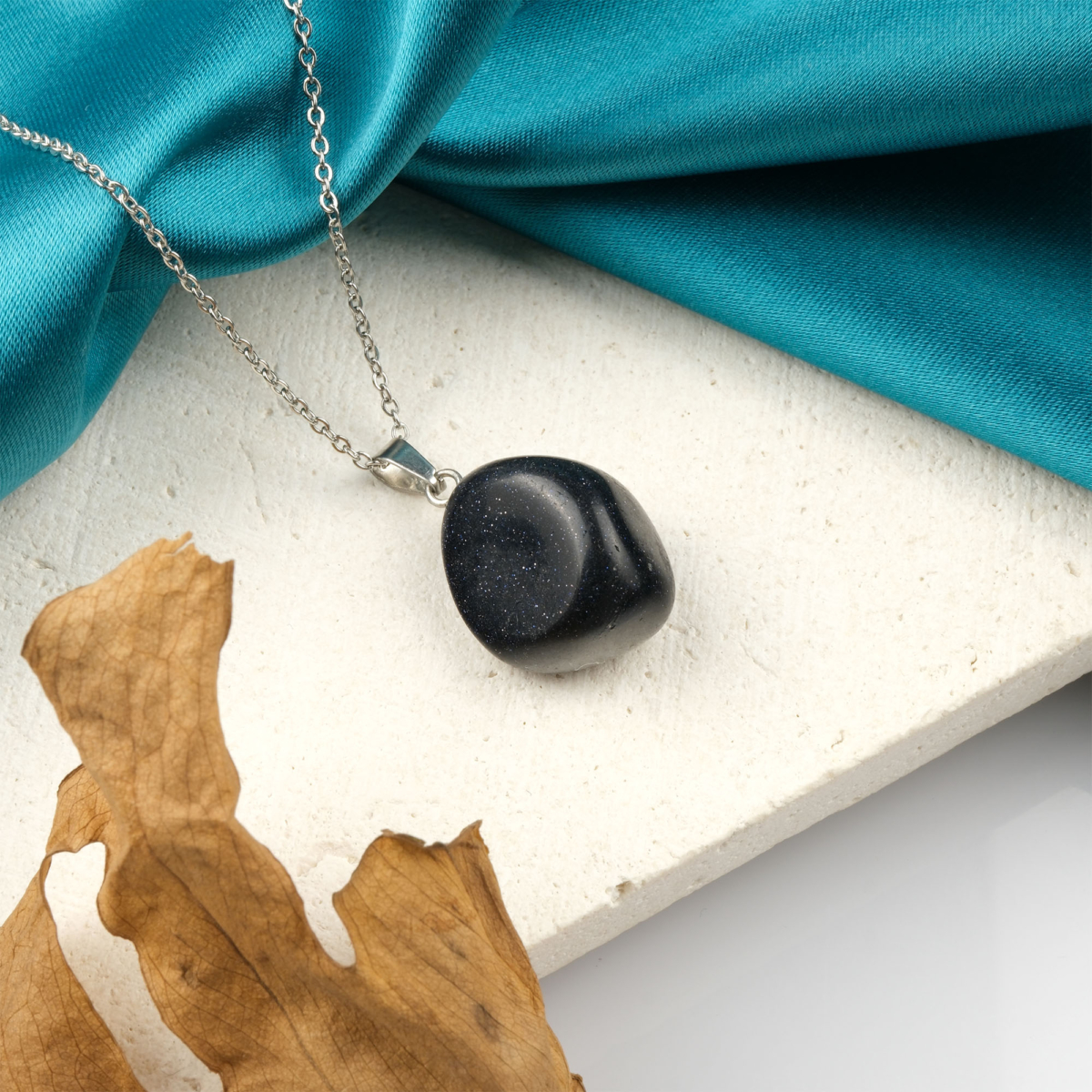 Yıldız taşı doğal taş kolye – lacivert ışıltısıyla ilham ve pozitif enerji kaynağı. Yıldız taşı kolye – gece gökyüzü parlaklığını yansıtan zarif takı. Lacivert yıldız taşı kolye – ruhsal güç, özgüven ve denge enerjisini taşır. Toptan doğal taş kolye – estetik görünüm ve spiritüel enerji bir arada.