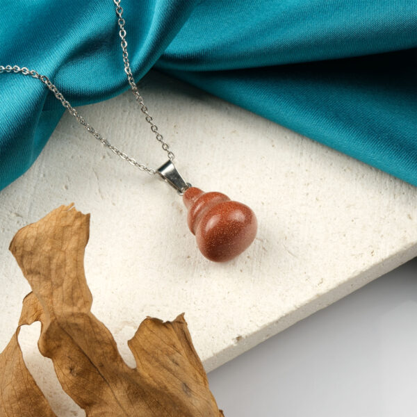 Kahverengi yıldız taşı kolye – sıcak tonlarıyla istikrar, huzur ve enerji taşır. Yıldız taşı doğal taş kolye – kahverengi ışıltısıyla özgüveni ve pozitif enerjiyi güçlendirir. Kahverengi yıldız taşı kolye – toprak enerjisini yansıtan zarif doğal taş takı. Toptan doğal taş kolye – ışıldayan sıcak tonlarıyla denge ve estetik bir arada.