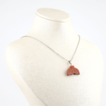 Kahverengi yıldız taşı kolye – sıcak tonlarıyla istikrar, huzur ve enerji taşır. Yıldız taşı doğal taş kolye – kahverengi ışıltısıyla özgüveni ve pozitif enerjiyi güçlendirir. Kahverengi yıldız taşı kolye – toprak enerjisini yansıtan zarif doğal taş takı. Toptan doğal taş kolye – ışıldayan sıcak tonlarıyla denge ve estetik bir arada.