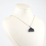 Yıldız taşı doğal taş kolye – lacivert ışıltısıyla ilham ve pozitif enerji kaynağı. Yıldız taşı kolye – gece gökyüzü parlaklığını yansıtan zarif takı. Lacivert yıldız taşı kolye – ruhsal güç, özgüven ve denge enerjisini taşır. Toptan doğal taş kolye – estetik görünüm ve spiritüel enerji bir arada.